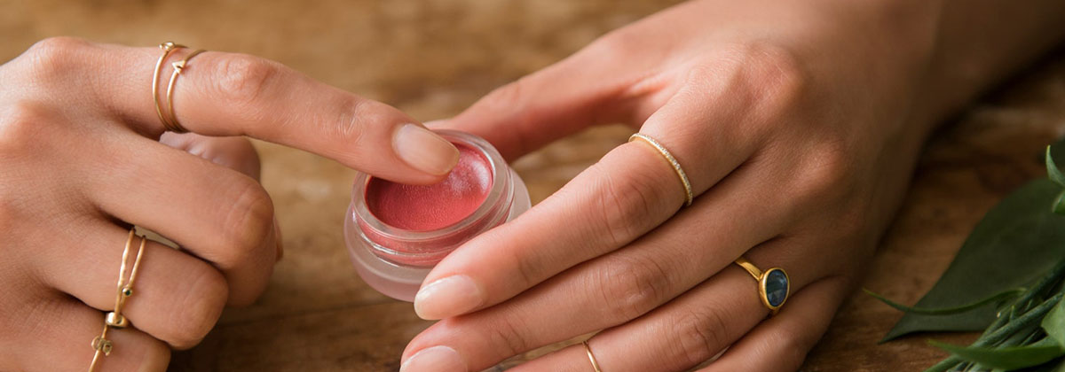 How To Find The Right Lip Balm For Your Chapped | best lip balm india | best lip balm for dark lips | best lip balm for daily use | best lip balm for men | best lip balm for dry lips | best organic lip balm in india | best lip balm in india for pink lips | best lip balm for summer in india | best lip balm in india 2021 | best lip balm for men in india